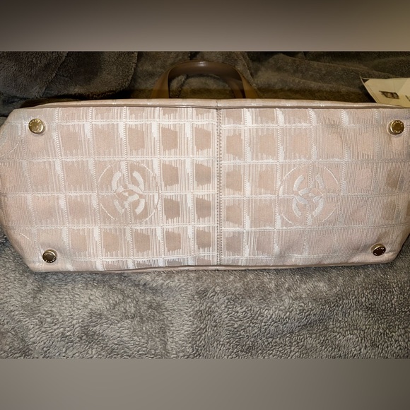 CHANEL BEIGE TOTE IN EXCELLENT CONDITION - Picture 5 of 9